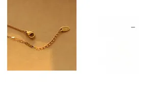 Détail du collier doré avec plaque ovale gravée K18 et fermoir mousqueton de haute qualité