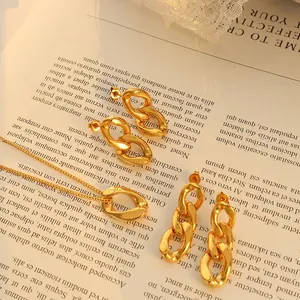 Parure de bijoux géométriques plaqués or 18 carats avec colliers torsadés et boucles