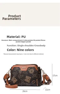 Detailansicht der Innenfächer und der PU-Lederstruktur dieser bedruckten Damenhandtasche