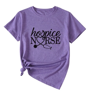 T-shirt violet infirmière de soins palliatifs avec imprimé cœur et nœud élégant