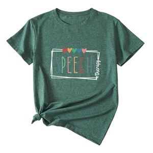Détail de l'imprimé Speech Therapy sur T-shirt vert foncé avec noeud élégant à l'ourlet
