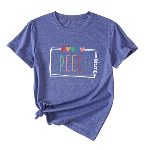 Détail de l'ourlet noué sur le t-shirt gris-bleu Speech Therapy avec motifs cœurs