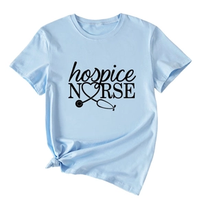 Détail du t-shirt bleu clair d'infirmière avec imprimé stéthoscope et nœud sur le devant
