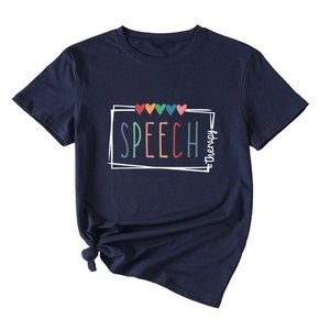 Détail du t-shirt bleu marine speech therapy avec imprimé et design noué à la taille