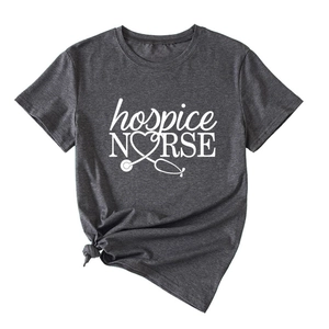 Détail du t-shirt gris infirmier avec ourlet noué et texture du tissu en coton