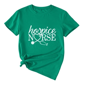Détail du t-shirt vert émeraude hospice nurse avec imprimé stéthoscope cœur et nœud latéral