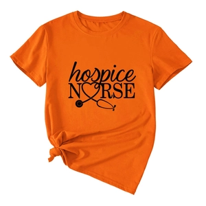 Détail du t-shirt orange infirmière avec nœud latéral et imprimé cœur en stéthoscope