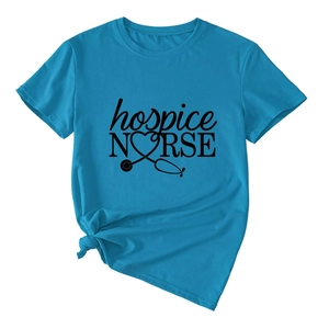Détail du t-shirt bleu sarcelle hospice nurse montrant le coton et le motif stéthoscope