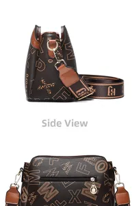 Detailansicht der braunen Ledertasche mit Vintage-Monogramm-Print und breitem Gurt