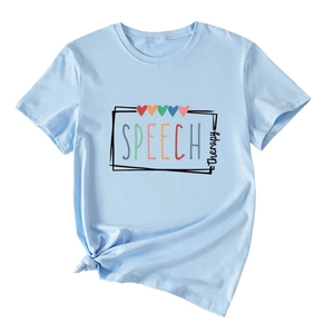 Détail du t-shirt bleu clair speech therapy avec cœurs colorés et un ourlet noué
