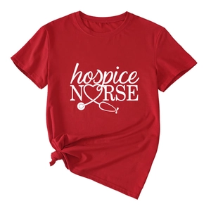 Détail du t-shirt rouge infirmière de soins palliatifs avec imprimé cœur et nœud