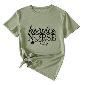 Détail du t-shirt vert sauge infirmière hospice avec motif cœur stéthoscope et nœud
