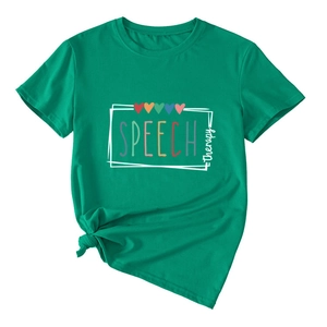 Détail du t-shirt vert orthophonie avec cœurs colorés et ourlet noué sur le côté