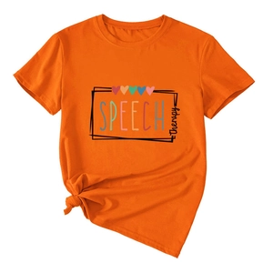 Détail du t-shirt orange Speech Therapy avec imprimé arc-en-ciel et nœud à l'ourlet