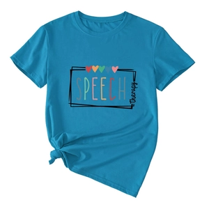 Détail d'un t-shirt bleu orthophonie avec imprimé cœur coloré et nœud latéral décoratif