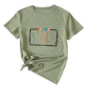 Détail du t-shirt vert Speech Therapy avec nœud latéral et imprimé coloré artistique