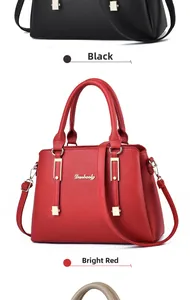 Dettaglio della trama a grana e degli inserti dorati di questa elegante borsa a tracolla