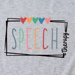 T-shirt gris décontracté pour femmes avec cœurs colorés et imprimé Speech Therapy