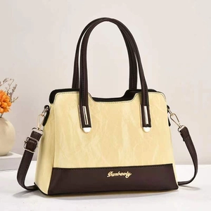 Borsa a tracolla alla moda beige e marrone scuro con finiture in metallo dorato