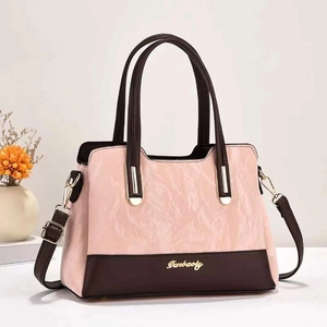 Elegante borsa a tracolla rosa testurizzata con manici e tracolla marrone scuro a contrasto