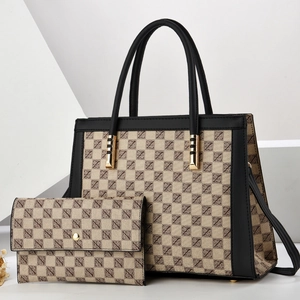 Gros plan sur le sac fourre-tout en jacquard avec portefeuille assorti et finitions en cuir