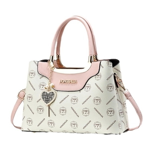 Schicke Handtasche in Rosa und Weiß mit Herzanhänger und goldenen Beschlägen