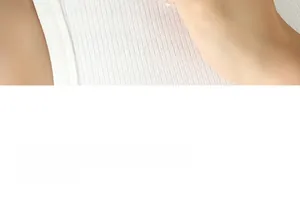 Boucles d'oreilles minimalistes en U en acier titane plaqué or 18k sur haut blanc