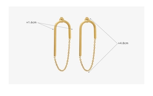 Détail de boucles d'oreilles dorées en U avec dimensions de 1,6 cm de large et 4,8 cm