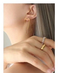 Détail de boucles d'oreilles en chaîne en U plaquées or 18 carats et bagues assorties