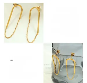 Détail de boucles d'oreilles en chaîne en U plaqué or 18K en acier titane haute brillance
