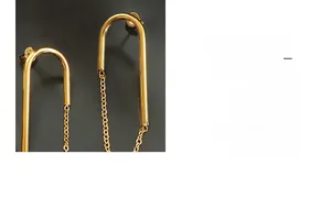 Vue détaillée de boucles d'oreilles en U dorées 18 carats avec pampilles en chaîne