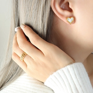 Boucles D Oreilles Coeur Plaqué Or 18K Coquillage Blanc Bord Perlé Acier Titane Style Français Rétro Femmes