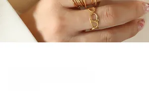 Gros plan d'une bague vintage plaquée or 18 carats en acier inoxydable au doigt
