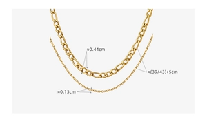 Détail du collier double couche doré montrant les spécifications de largeur de chaîne