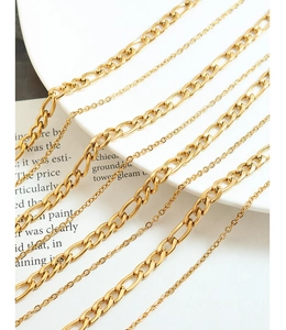 Détail de colliers double couche plaqués or 18 carats avec mailles Figaro et câble