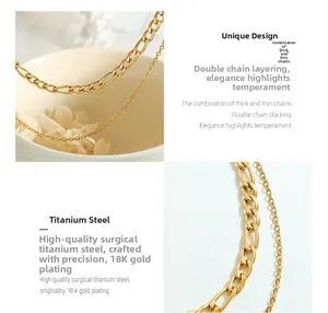 Détail du collier double couche plaqué or 18 carats avec mailles Figaro et classiques