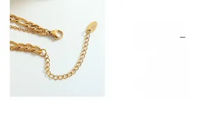 Détail de collier en titane doré avec fermoir mousqueton et pendentif gravé K18