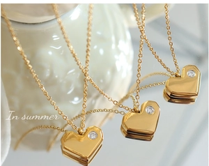 Vue détaillée du pendentif cœur poli avec zircon sur une chaîne plaquée or 18k