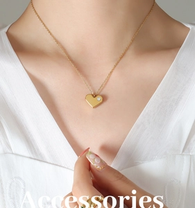 Gros plan du collier cœur plaqué or 18 carats avec zircon sur mannequin femme