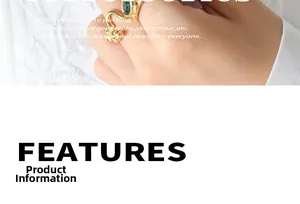 Détail d'une bague vintage dorée avec une pierre ovale verte et un design texturé ondulé