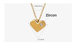 Détail du collier cœur doré avec zircon affichant une chaîne de 40+5cm et pendentif de 1,4cm