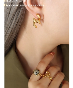 Détail de boucles d'oreilles et bagues en plaqué or 18k avec incrustation de pierre marbrée