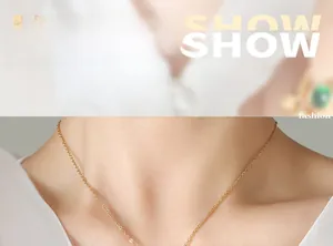 Gros plan d'un collier doré avec pendentif cœur orné de zircons sur le cou d'un mannequin