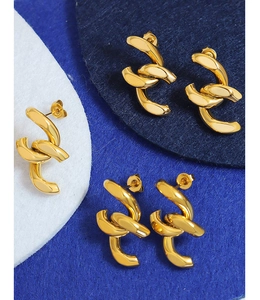 Vue détaillée de boucles d'oreilles torsadées en acier plaqué or 18 carats poli