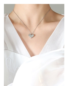 Gros plan du collier avec pendentif coeur et zircon sur le cou du mannequin élégant