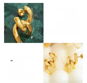 Vue détaillée de boucles d'oreilles en acier doré 18k avec un design de chaîne gourmette