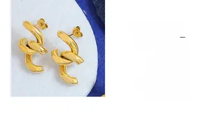 Détail des boucles d'oreilles clous torsadées dorées avec finition brillante 18 carats