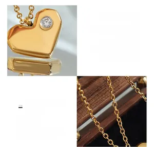 Détail du pendentif cœur en acier plaqué or 18K avec un zircon scintillant serti