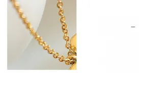 Gros plan d'un collier pendentif coeur en acier plaqué or 18k avec finition miroir