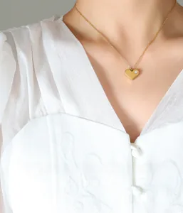 Gros plan du collier pendentif cœur minimaliste avec zircon et placage en or 18 carats
